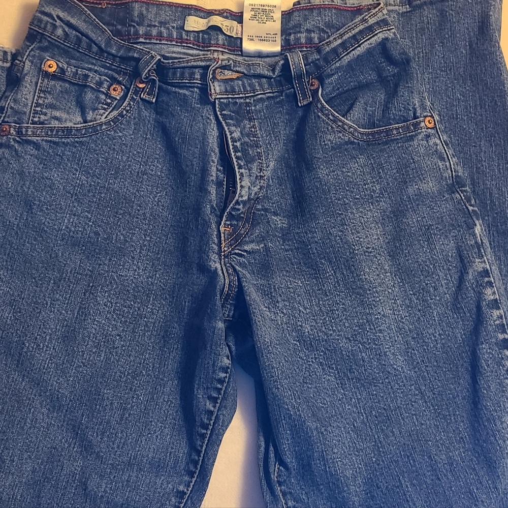 Women's Levis Relaxed Boot Cut 550 Blue Jeans, size 4 short